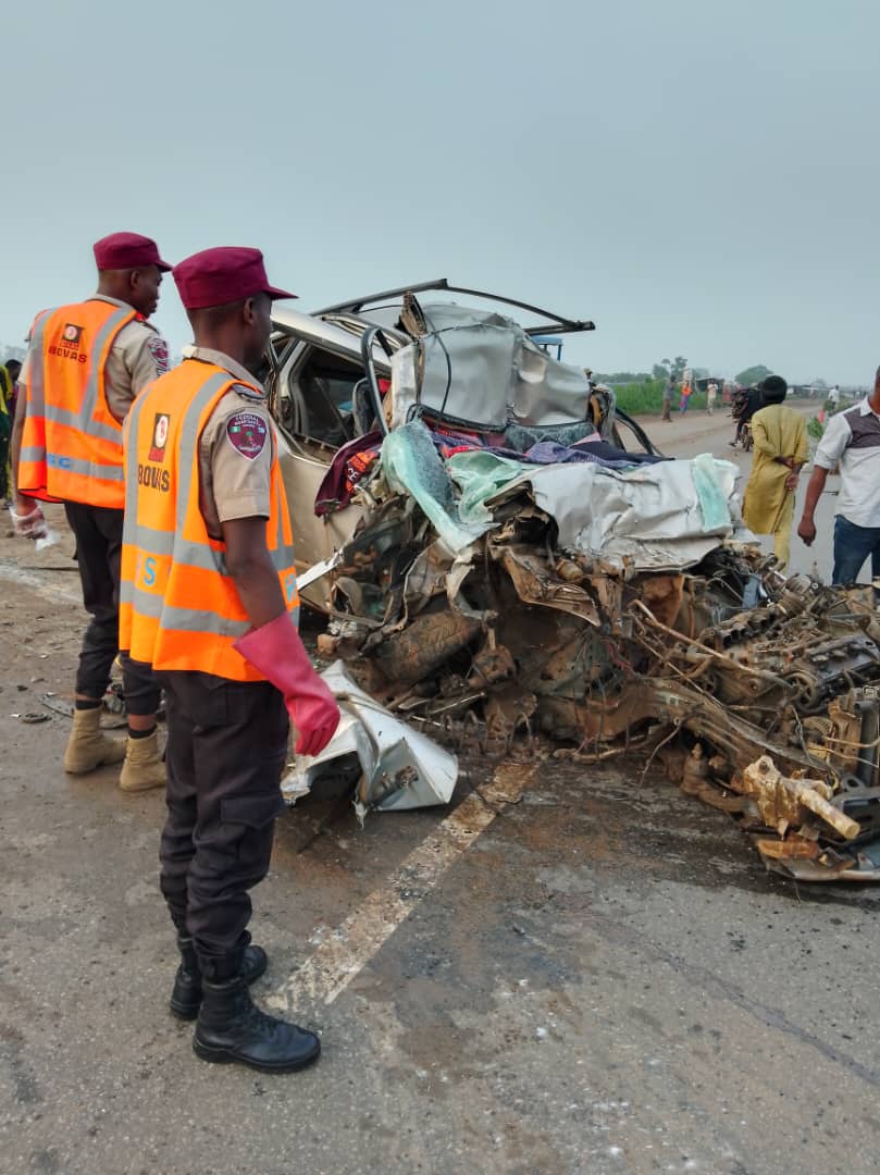 Oko Sienna rọ lu tirela ni marosẹ Eko s’Ibadan, eeyan mẹta ku