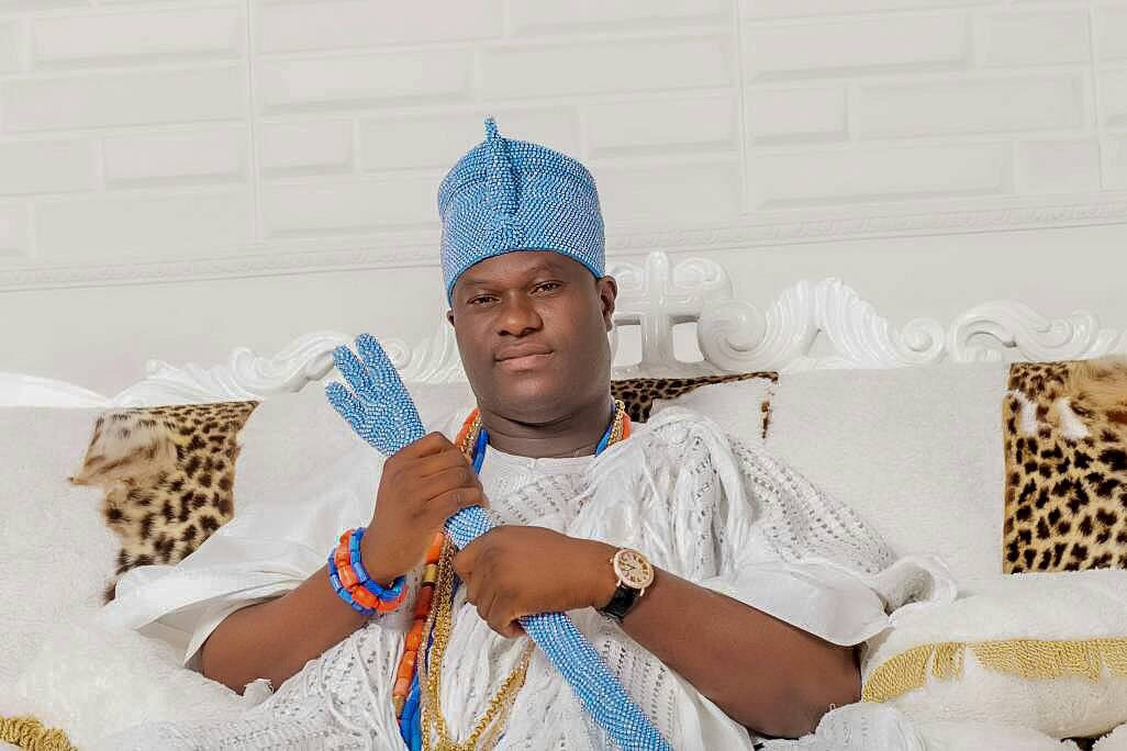 Ọọni Presents Crown to Kwara Monarch