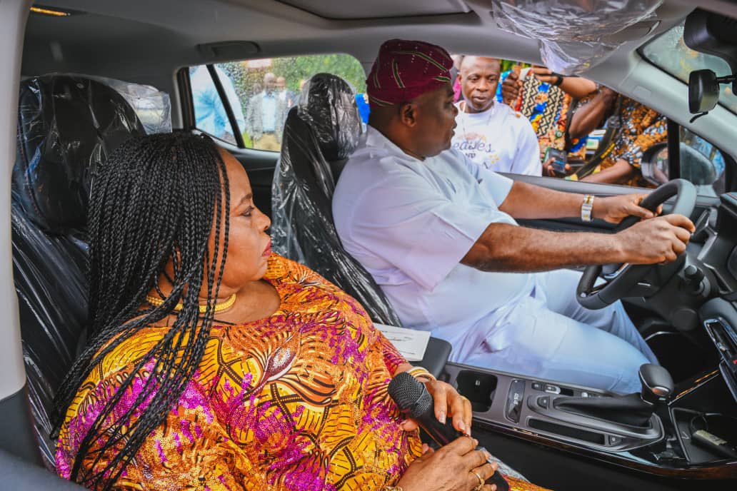 Akeredolu Presents Official Vehicles to 26 Lawmakers