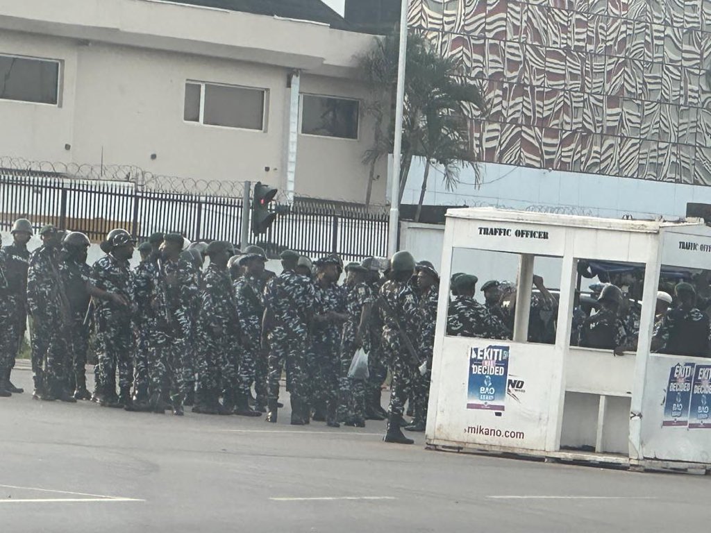 BREAKING: Police Disperse #FreeNnamdiKanu Protesters in Abuja