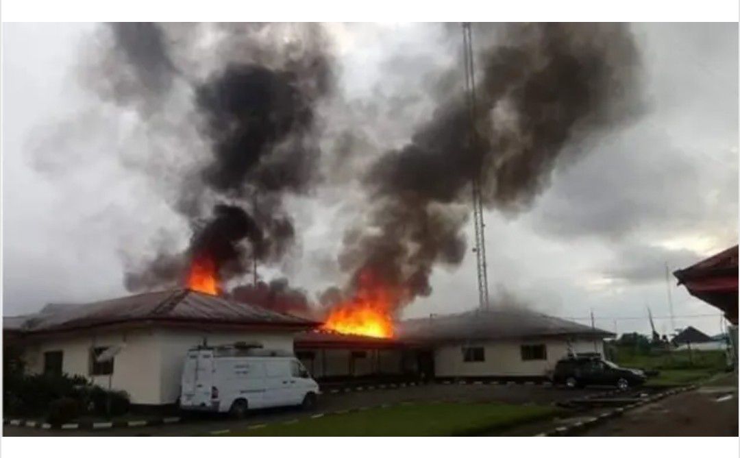 🚨 BREAKING: Bomb Explosion Rocks Bayelsa State Secretariat — Police Arrest 60-Year-Old Suspect, Recover Unexploded IED