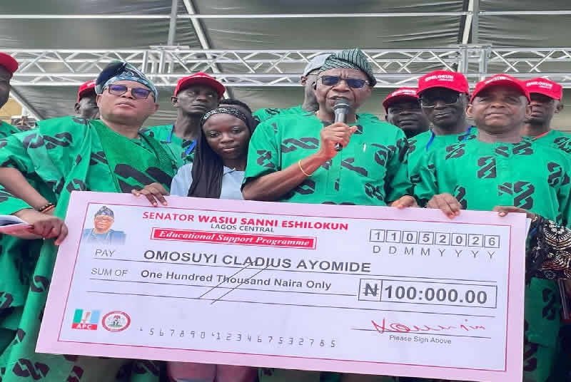 BREAKING 🇳🇬📚: Lagos Central senator Wasiu Eshinlokun distributes over one million exercise books to public secondary students and N200m grants to 2,000 beneficiaries across the district on Monday.