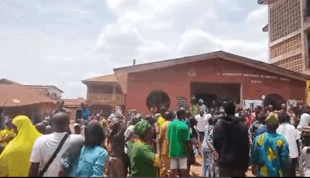 BREAKING 🇳🇬🗳️: Youths Protest Marginalisation in Kwara Reps Primary – aggrieved groups stage protest over alleged exclusion in the House of Representatives primary in Kwara State, demanding fairness and accountability in the party selection proces.
