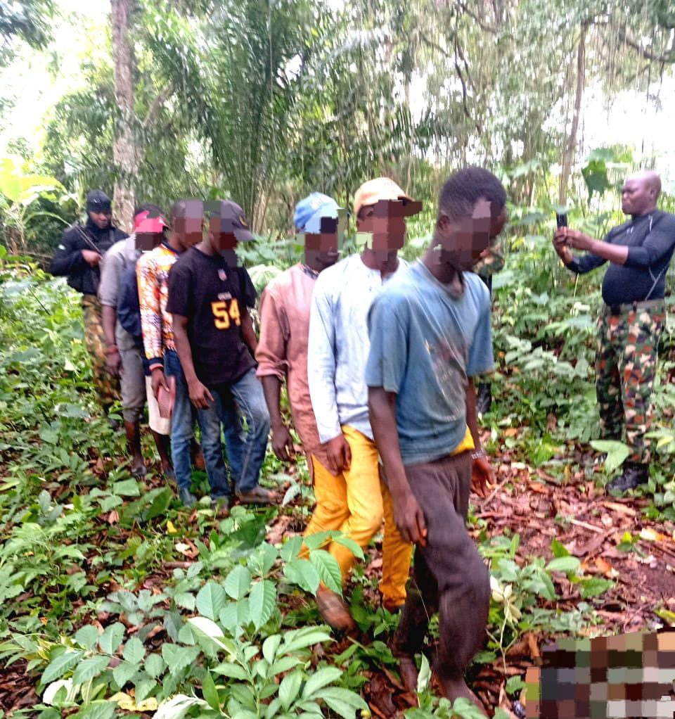 BREAKING 🇳🇬🚨: Nigerian Army raids Edo hideouts, arrests 12 suspected kidnappers in Owan East and Esan South East LGAs during coordinated clearance operations.