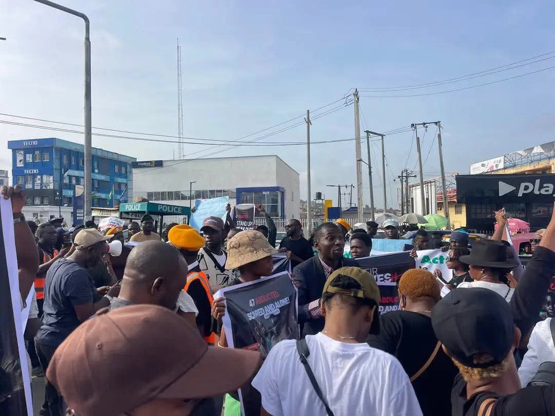 PROTEST 🇳🇬✊: Oyo Residents Storm Ibadan, Demand Release Of Abducted Principal, Teachers And Pupils
