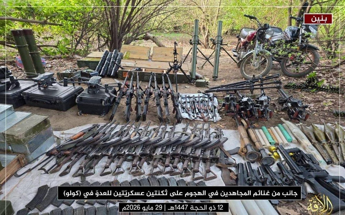 AK assault rifles, RPG 7 rocket launchers, mortar tubes, quadcopter drones, and ammunition. These are some of the weapons JNIM displayed after its attacks a few days ago on two Beninese army barracks in Koalou, near the Burkina Faso border, an attack that killed 12 soldiers.