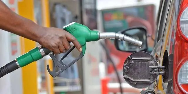 BREAKING 🇳🇬⛽📉: Abuja motorists decry high fuel prices as stations fail to adjust pumps despite global oil price drop.
