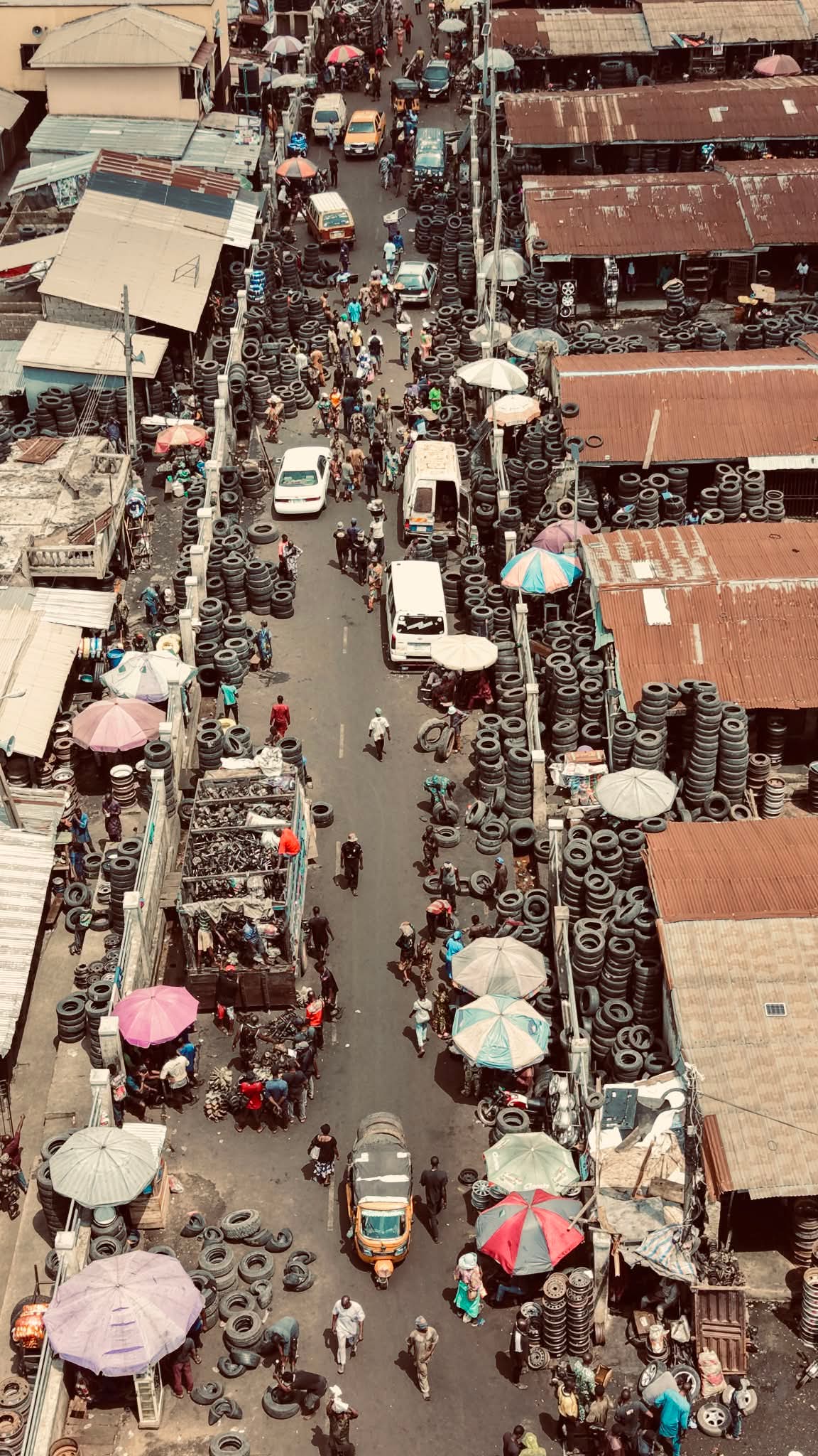 🚘🇳🇬 IBADAN: Aerial view of Araromi Market, Agodi Gate, the largest auto spare parts market in Ibadan and a major hub for vehicle parts trading.