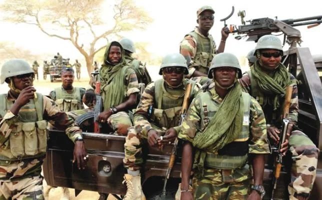 BREAKING 🇳🇬🔫: Troops dismantle illegal arms factory in Kebbi, recover five locally made AK 47 rifles and arrest two suspected gun makers accused of supplying weapons to terrorist groups during an intelligence led operation to disrupt terrorist logistics and curb illicit arms proliferation.