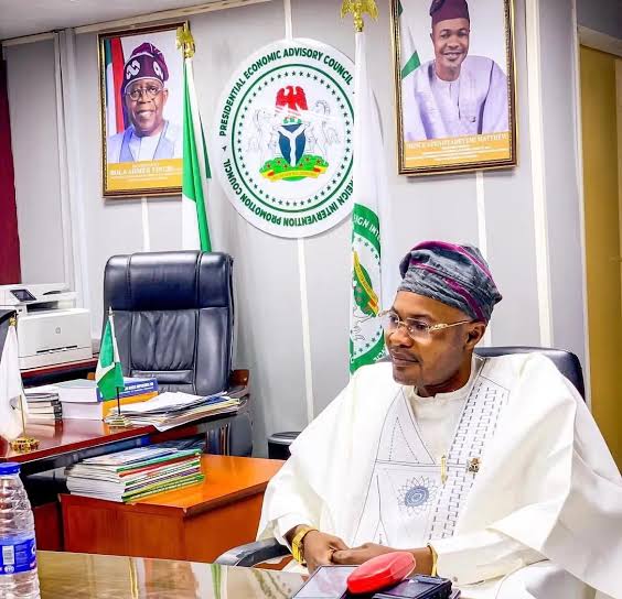 BREAKING 🇳🇬🚨: Police reportedly raid Ogbomoso home of alleged fake presidential council DG Adeyemi, arrest father and family friend.