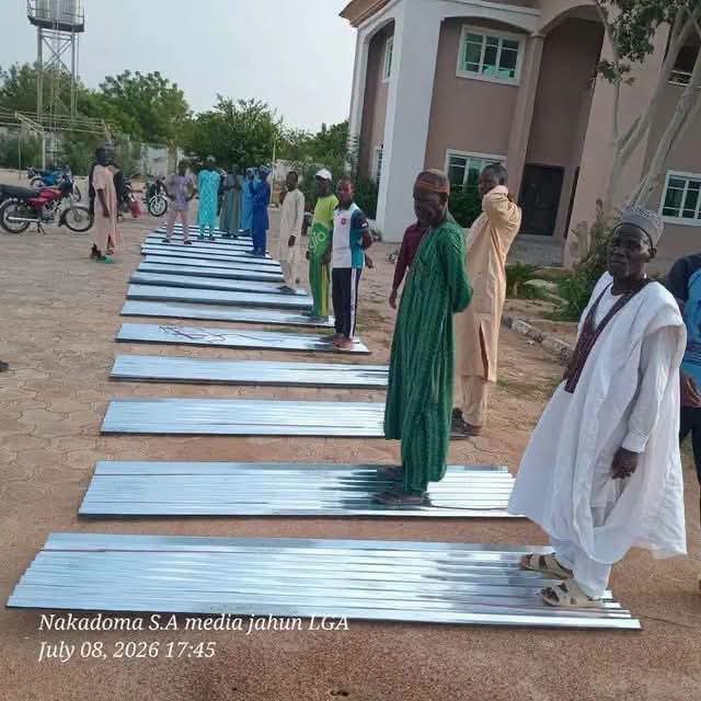 JIGAWA 💔🏠: Jahun Local Government Chairman distributes one roofing sheet each to residents.