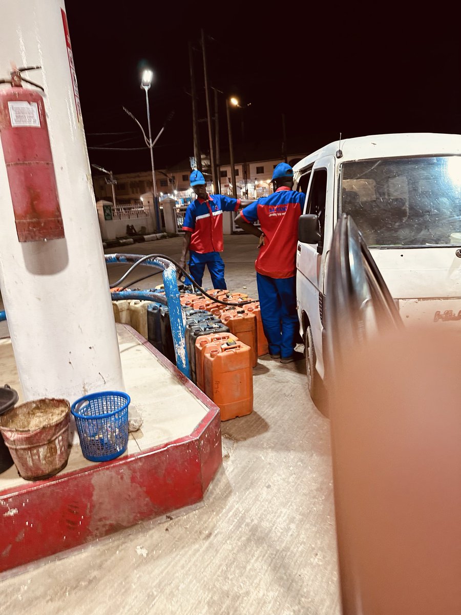 BREAKING 🇳🇬⛽: Suspicious Fuel Loading in Kano Sparks Alarm – Over 100 Jerrycans Seen at AA Rano Site